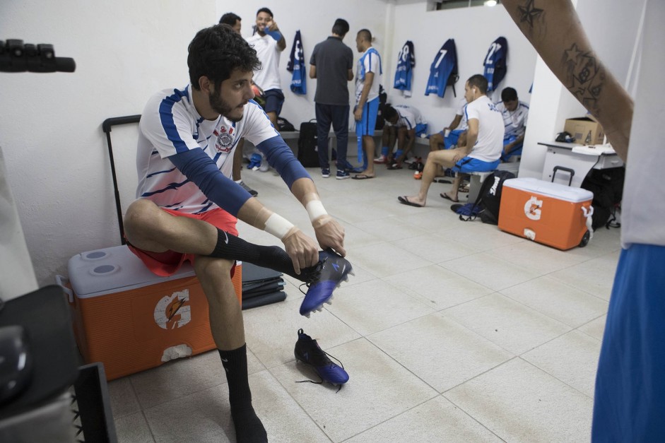 Goleiro Matheus Vidotto calas as chuteiras para encara a Ponte Preta, pelo Paulisto