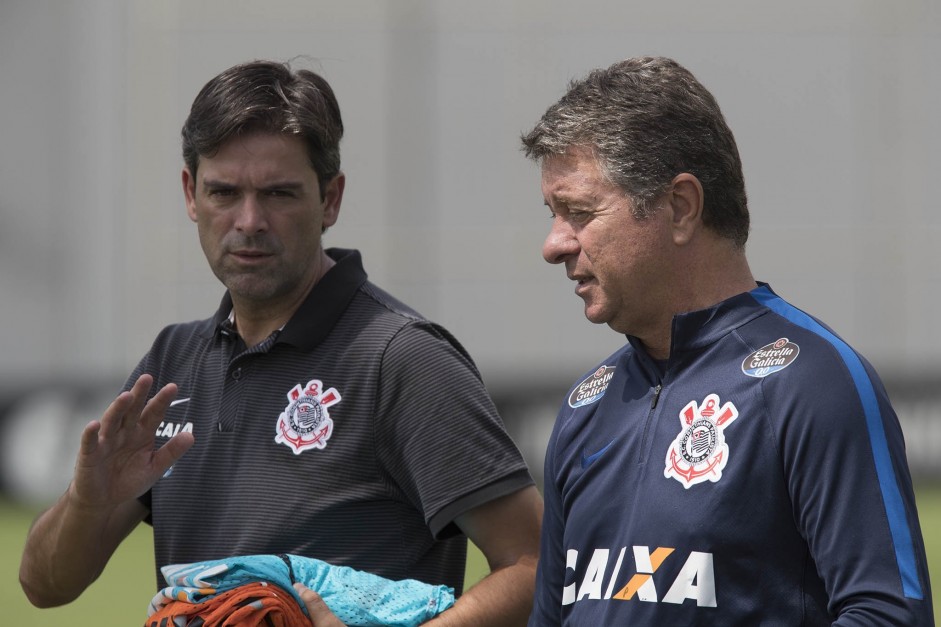 Leandro da Silva e Walmir Cruz conversam durante treino da manhã