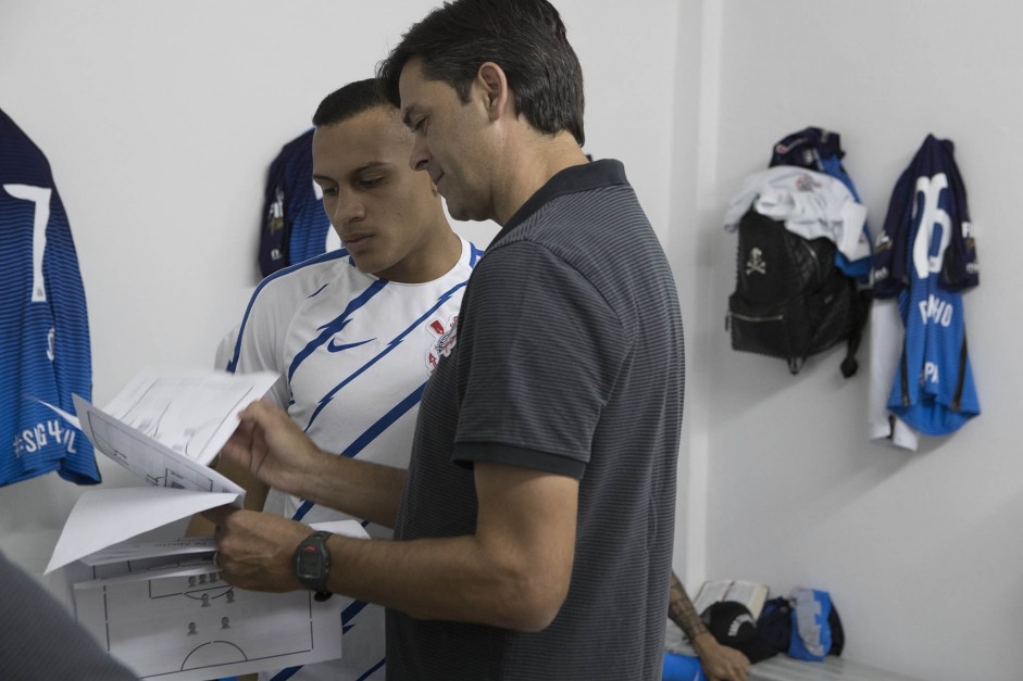 Léo Jabá e Leandro da Silva conversam no vestiário sobre o duelo contra a Ponte Preta