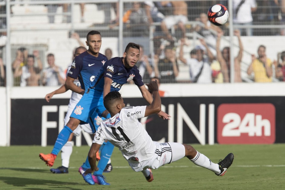 Léo Jabá e Maycon durante jogo contra a Ponte Preta no Moisés Lucarelli