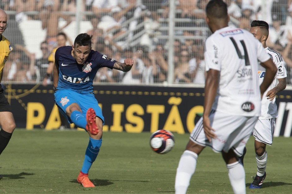 Léo Jabá enche o pé durante duelo contra a Ponte Preta, no Moisés Lucarelli