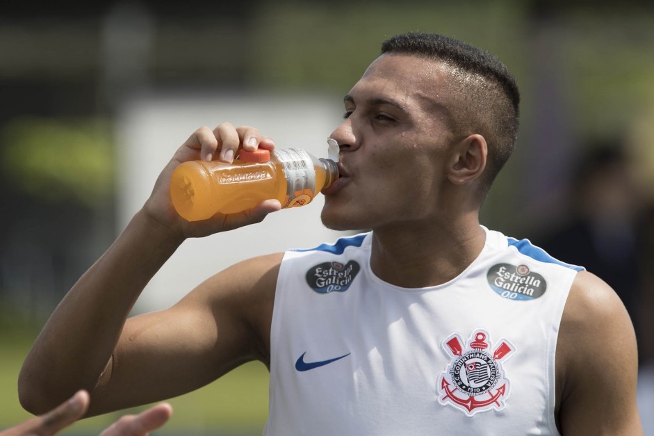 Léo Jabá se hidrata durante atividade da manhã