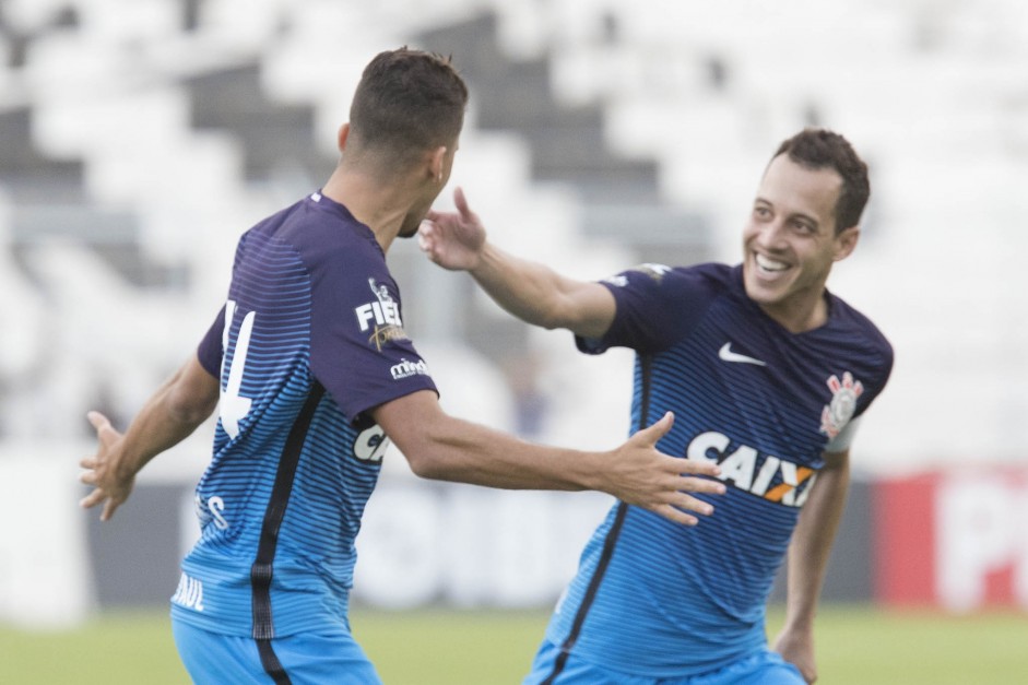 Léo Santos comemora ao lado de Rodriguinho seu primeiro gol, que foi diante a Ponte Preta