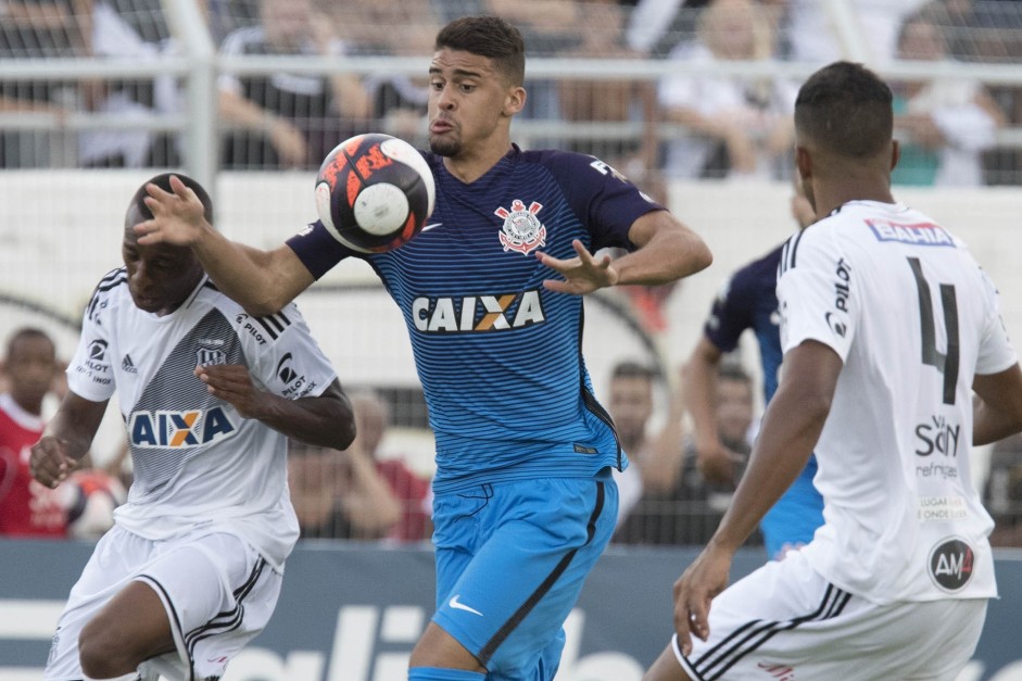 Léo Santos mata bola no peito durante partida contra a Ponte Preta, no Moisés Lucarelli