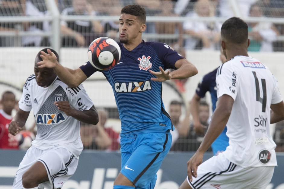 Lo Santos mata bola no peito durante partida contra a Ponte Preta, no Moiss Lucarelli