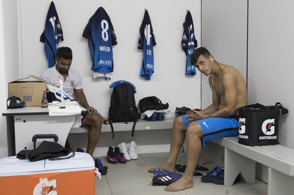 Marciel e Guilherme no vestiário do Moisés Lucarelli antes do jogo contra a Ponte Preta