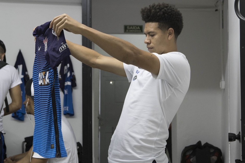 Marquinhos Gabriel de olho no uniforme que vai usar, no vestirio antes do jogo contra a Ponte