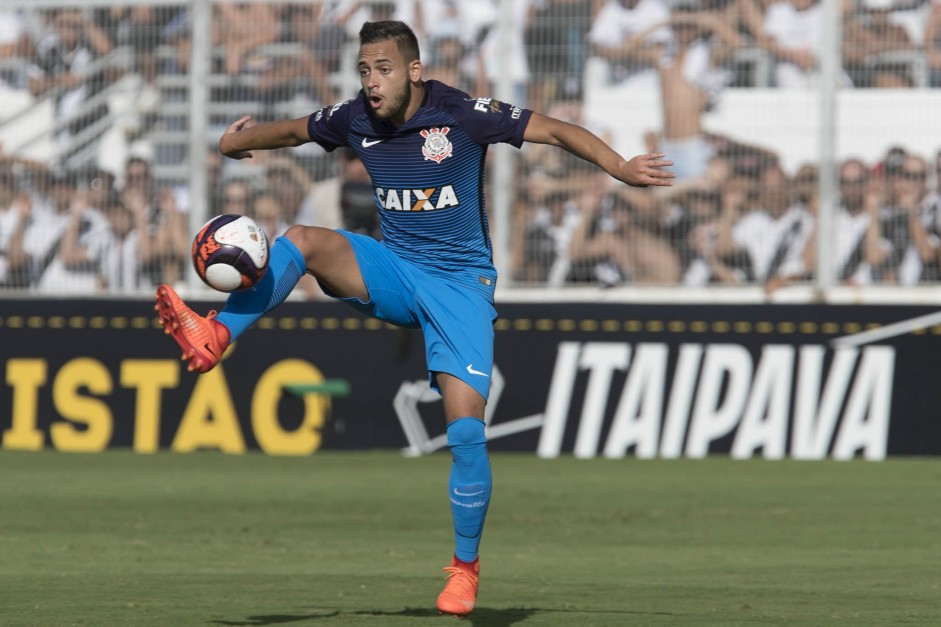 Maycon domina a bola durante jogo contra a Ponte Preta