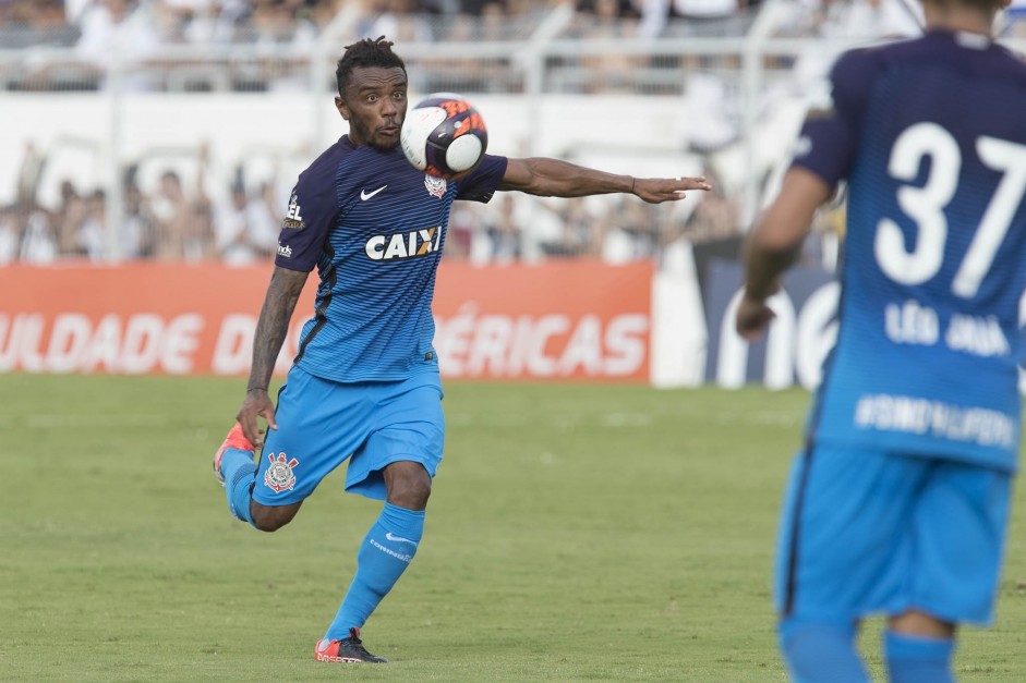 Moisés se prepara para chutar a bola durante jogo contra a Ponte Preta