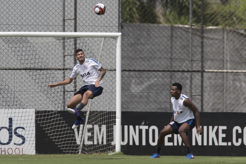Pedro Henrique cabeceia a bola e Moisés acompanha a jogada durante o treino