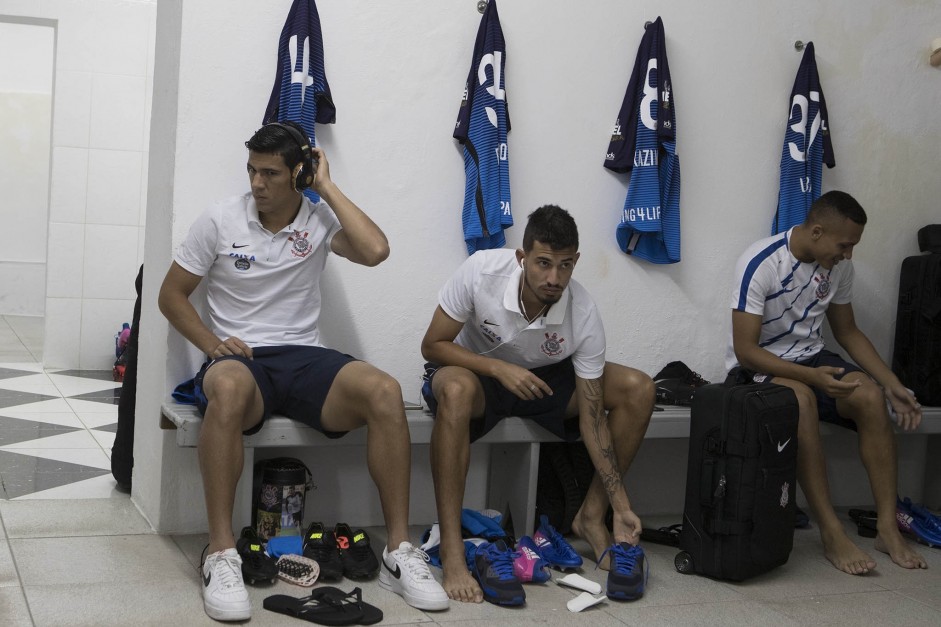 Pedro Henrique e Balbuena no aguardo do início do jogo contra a Ponte, pelo Paulistão