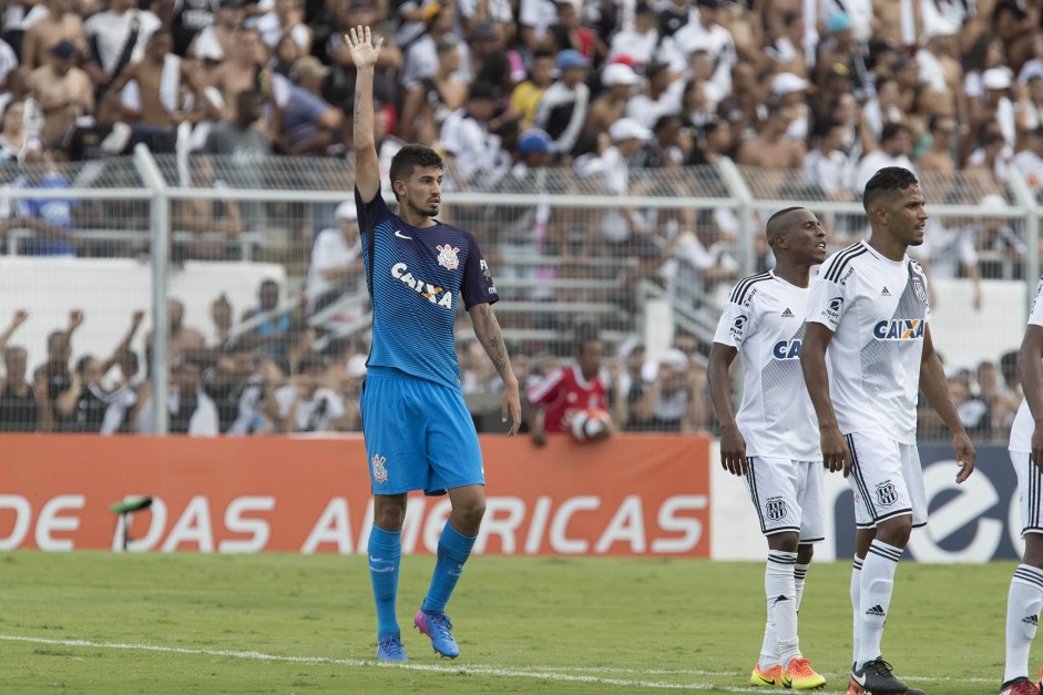 Pedro Henrique pede a bola durante jogada aérea do Corinthians contra a Ponte Preta