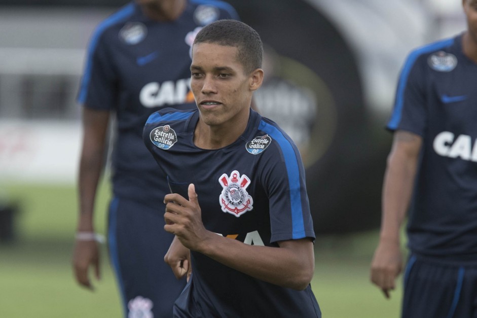 Pedrinho vem se destacando nos treinamentos do Corinthians
