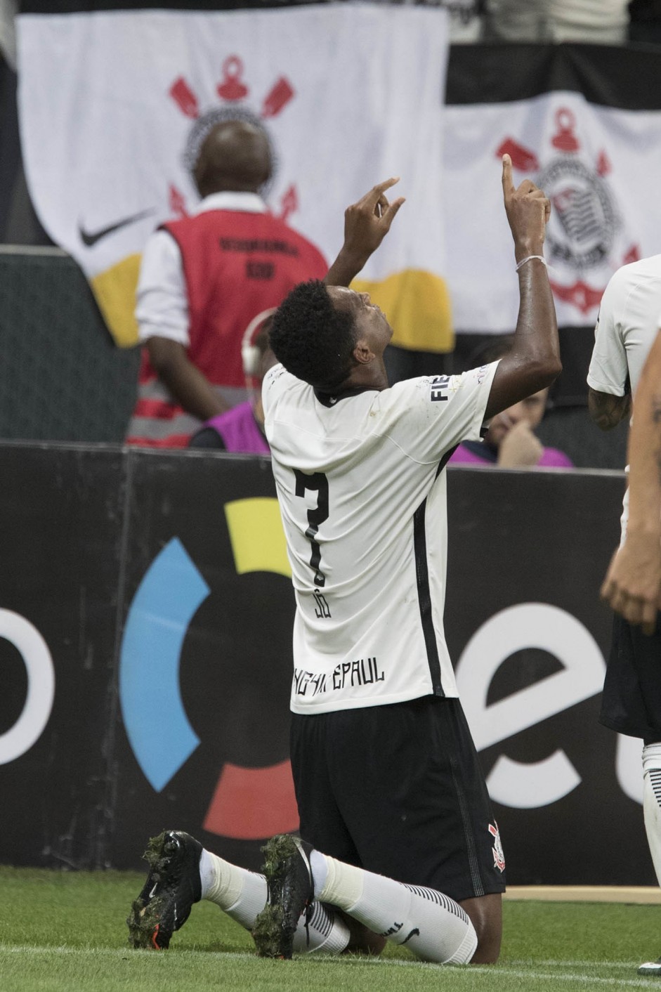 Ajoelhado, Jô comemora seu gol contra o Luverdense, pela Copa do Brasil, na Arena