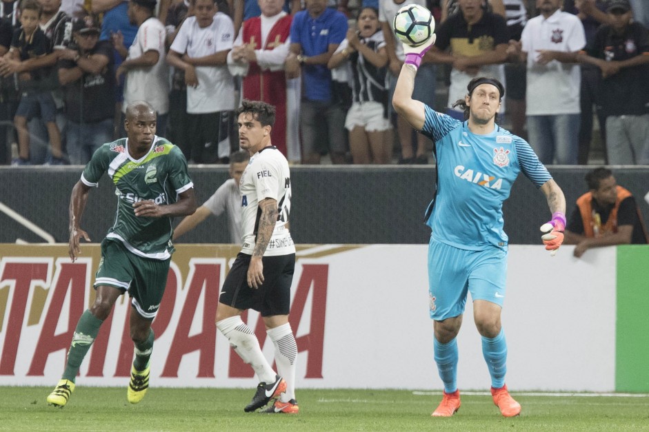Cássio repondo a bola durante jogo contra o Luverdense, na Arena