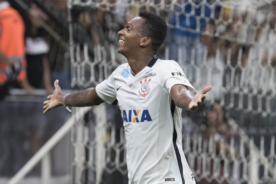 Jô anotou seu quarto gol nesta segunda passagem pelo Corinthians