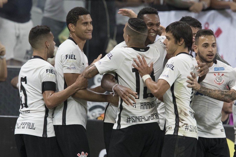 Elenco todo se reúne em comemoração ao gol de Jô, contra o Luverdense
