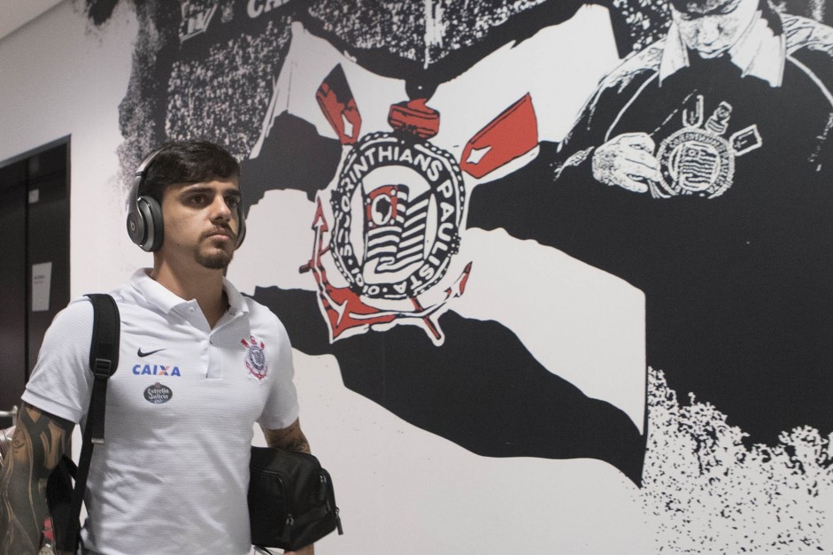 Fagner chega à Arena para jogar contra a Luverdense, pela Copa do Brasil