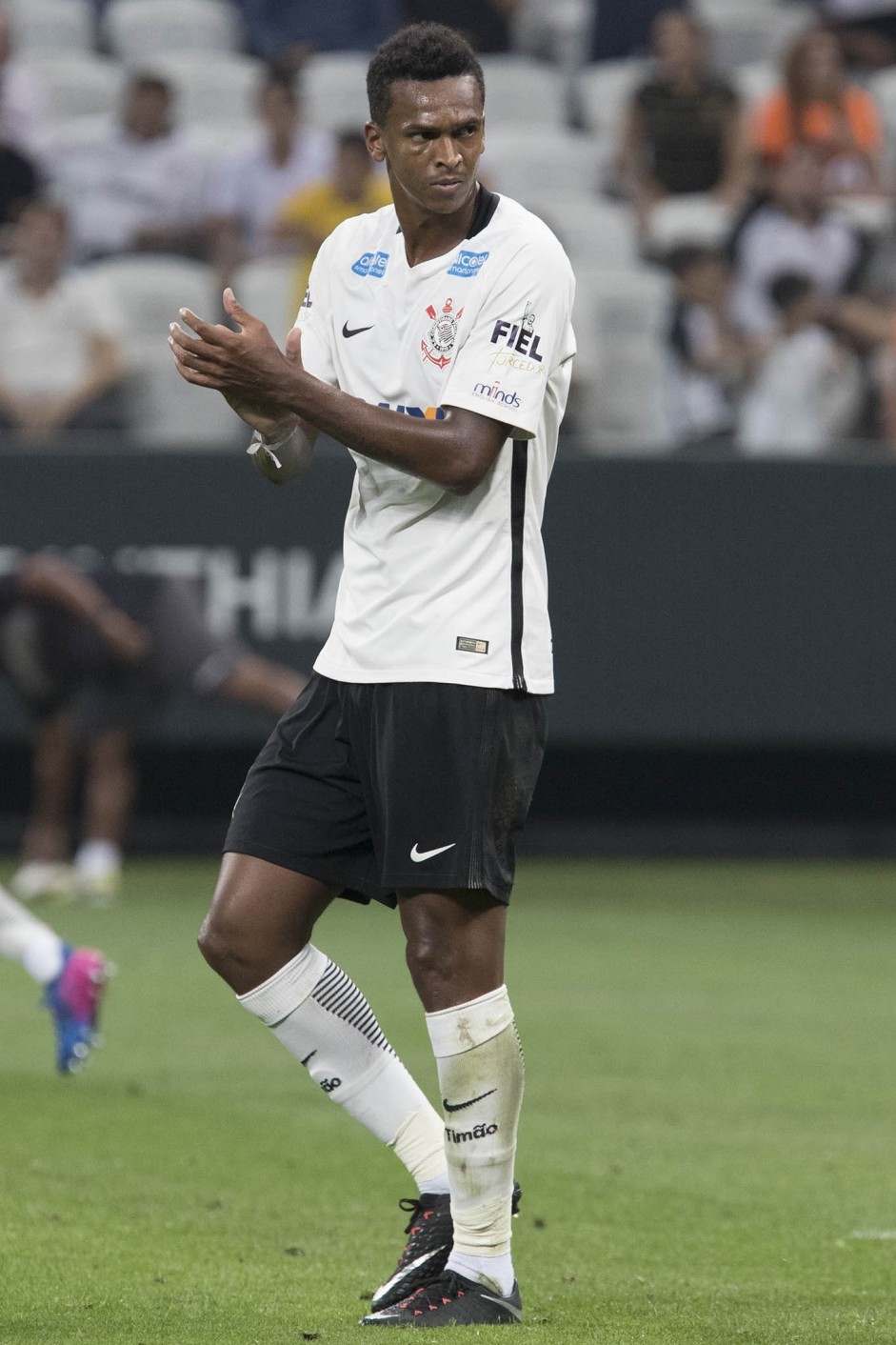 Jô aplaudindo a si mesmo durante saída de campo contra o Luverdense