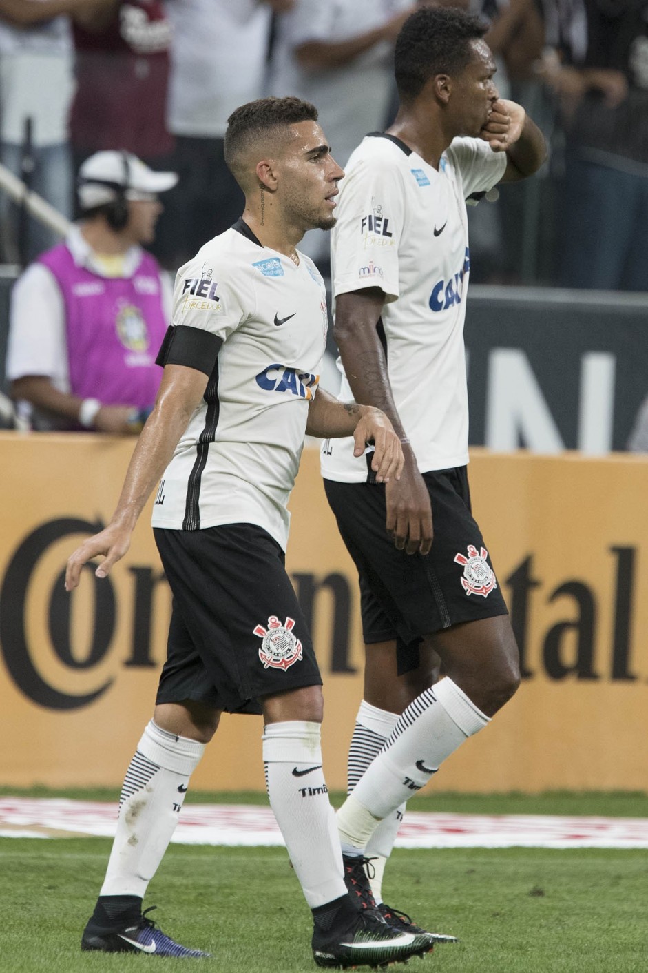 Jô comemora, ao lado de Gabriel, o gol marcado contra o Luverdense