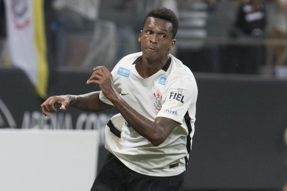 Jô comemorando seu gol contra o Luverdense, pela Copa do Brasil