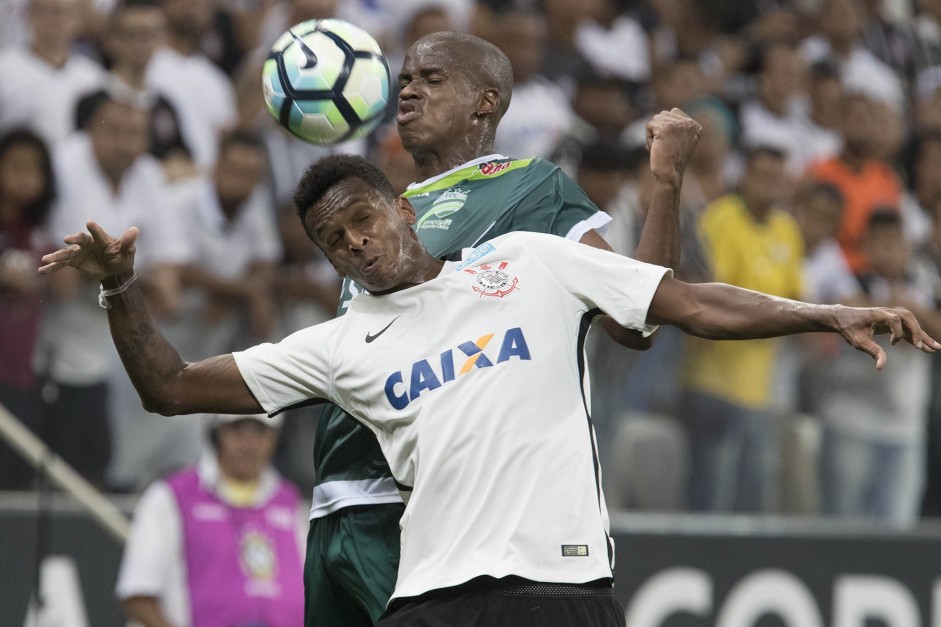 Jô em disputa pela bola com jogador do Luverdense