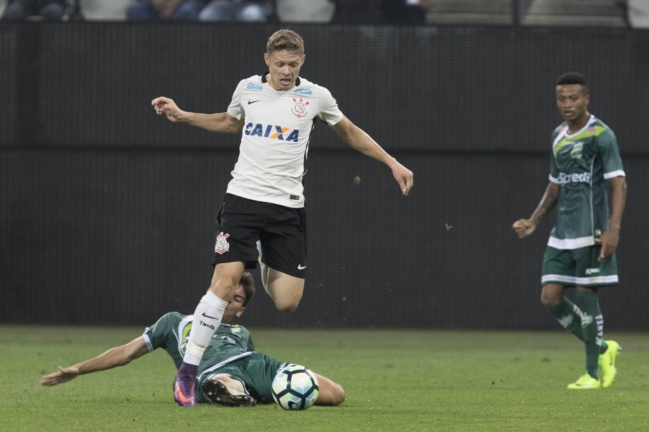 Marlone durante jogada contra o Luverdense, na Arena, pela Copa do Brasil