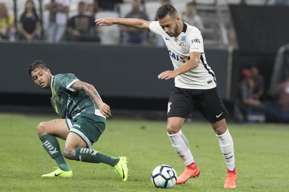 Maycon armando o chute durante jogo contra a Luverdense, pela Copa do Brasil