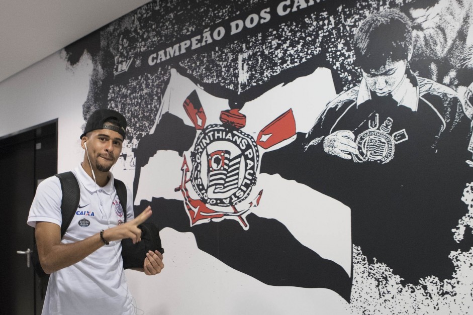 Maycon durante chegada à Arena antes do jogo contra a Luverdense