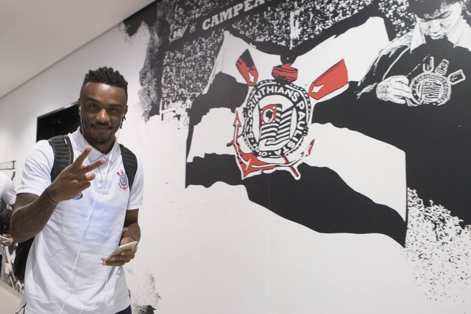 Moisés chegando à Arena antes do duelo contra a Luverdense