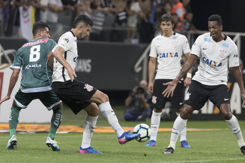 Pedro Henrique, Romero e Jô diante da Luverdense, na Arena Corinthians
