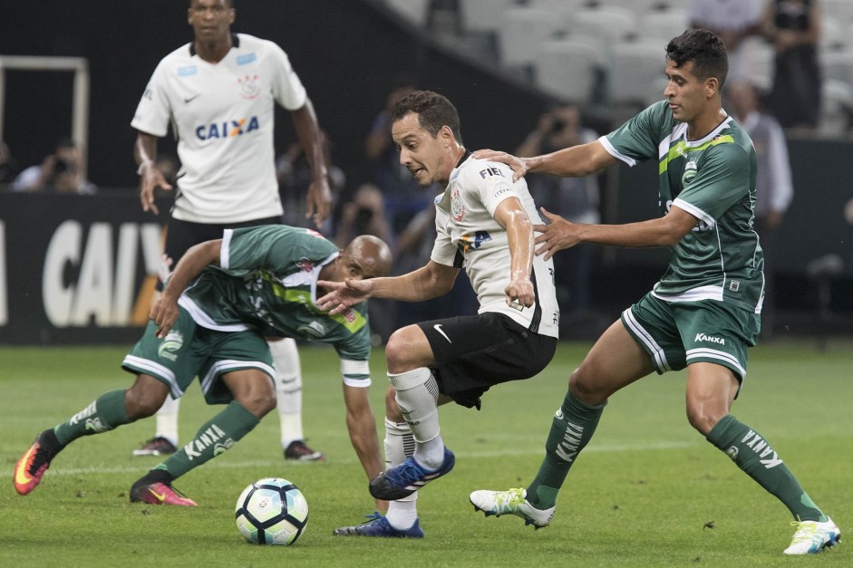 Rodriguinho  fortemente marcado durante confronto com a Luverdense, na Arena