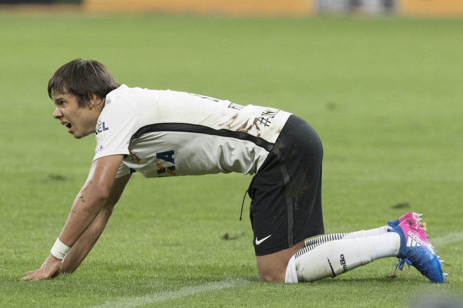 Romero caído ao gramado durante confronto contra o Luverdense, pela Copa do Brasil