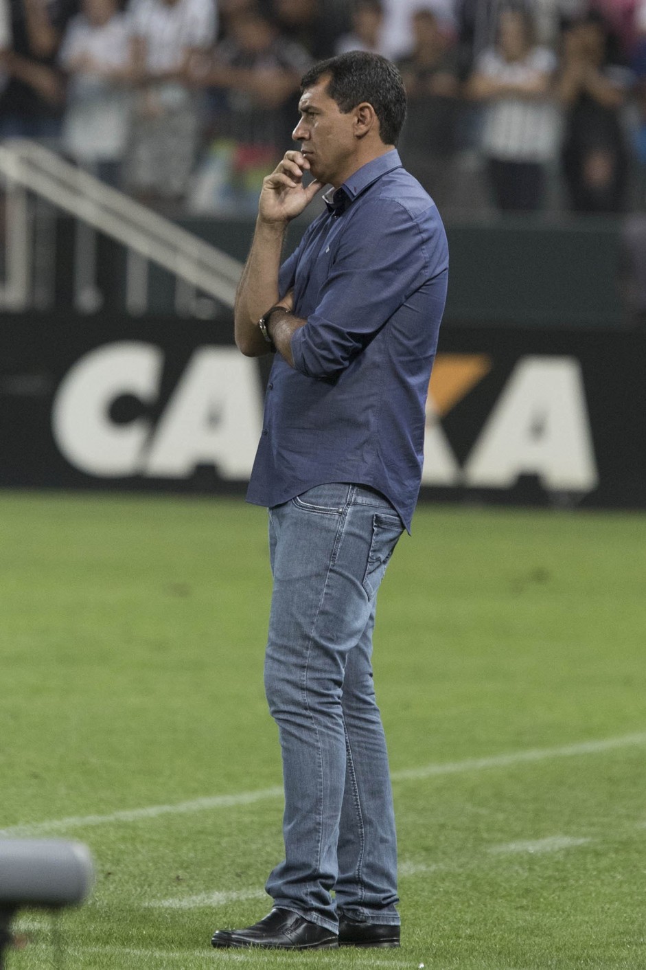 Técnico Fábio Carille demonstra preocupação durante jogo contra a Luverdense, na Arena