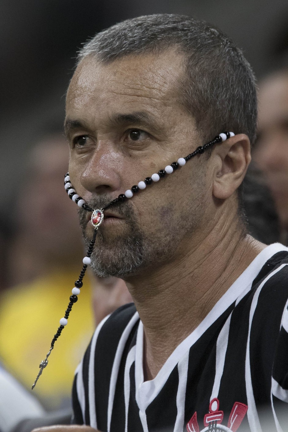 Torcedor apreensivo na Arena durante jogo contra o Luverdense, na Arena