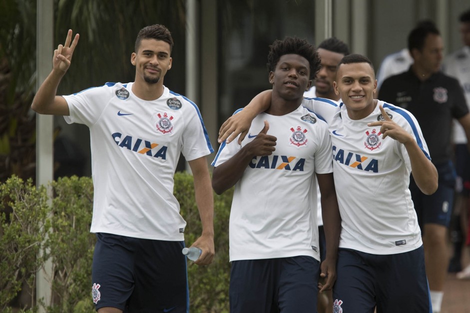 Léo Santos, Léo Jabá e Wariam durante treino no CT