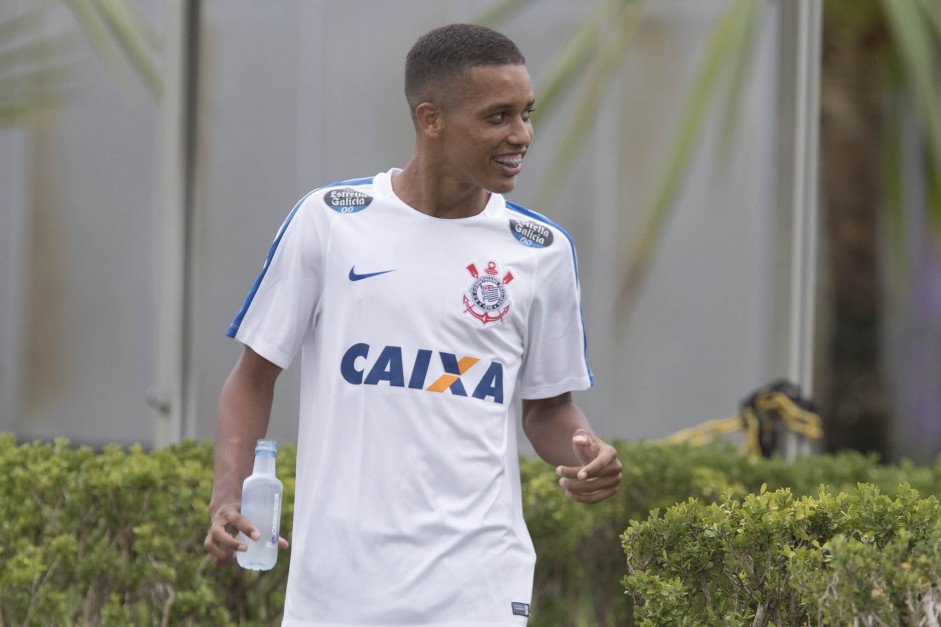 Pedrinho durante treino do Corinthians no CT