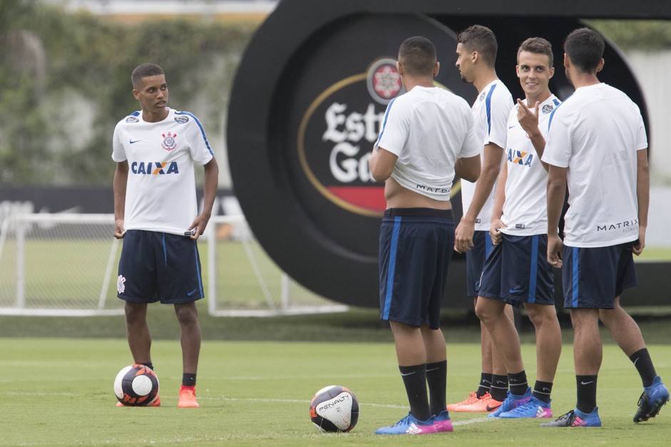 Pedrinho e outros jogadores durante treino aps a conquista da vaga diante da Luverdense