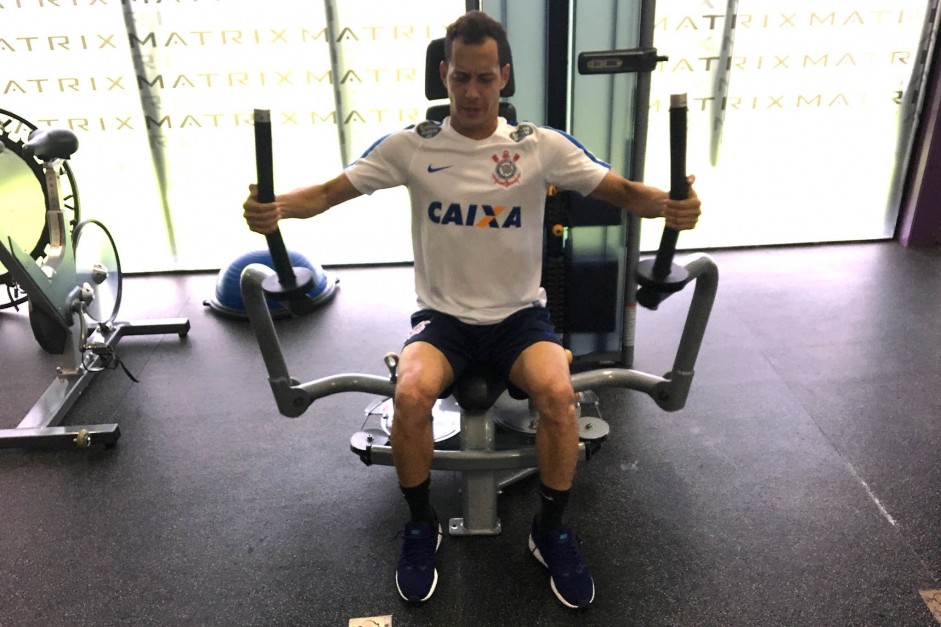 Rodriguinho trabalha na academia do CT durante reapresentação do time
