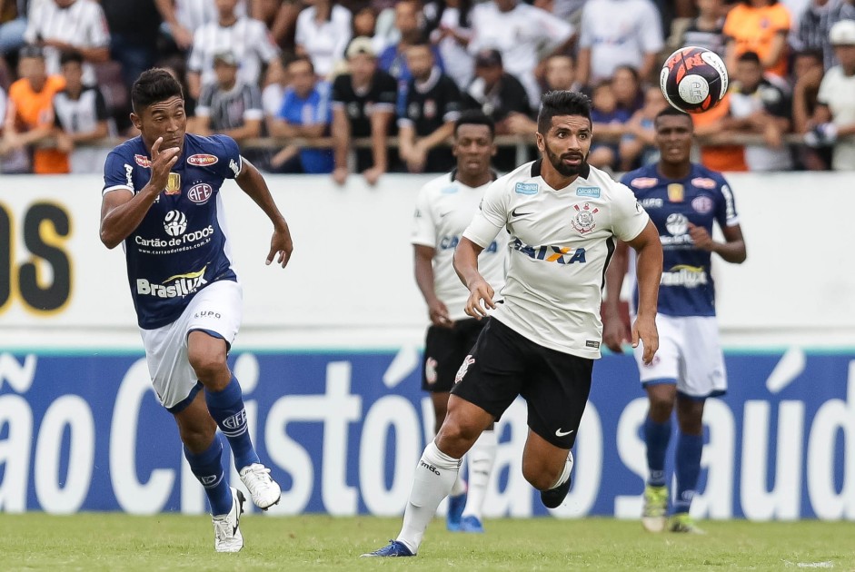 Guilherme, bastante questionado pela torcida, em jogada durante partida contra a Ferroviária