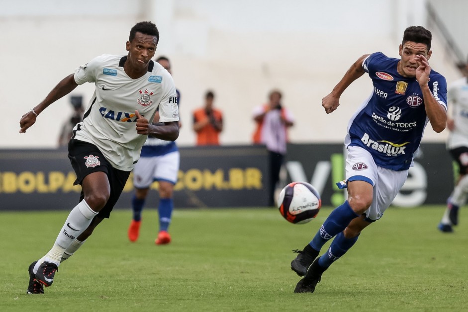 Jô no pique para ganhar jogada do jogador da Ferroviária, durante o Paulistão