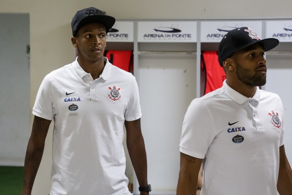 Jô e Fellipe Bastos antes do jogo contra a Ferroviária, pelo Paulistão