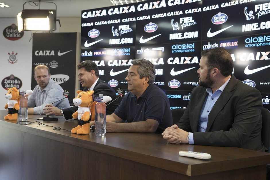 Aps o treino, o Corinthians apresentou o seu novo patrocinador