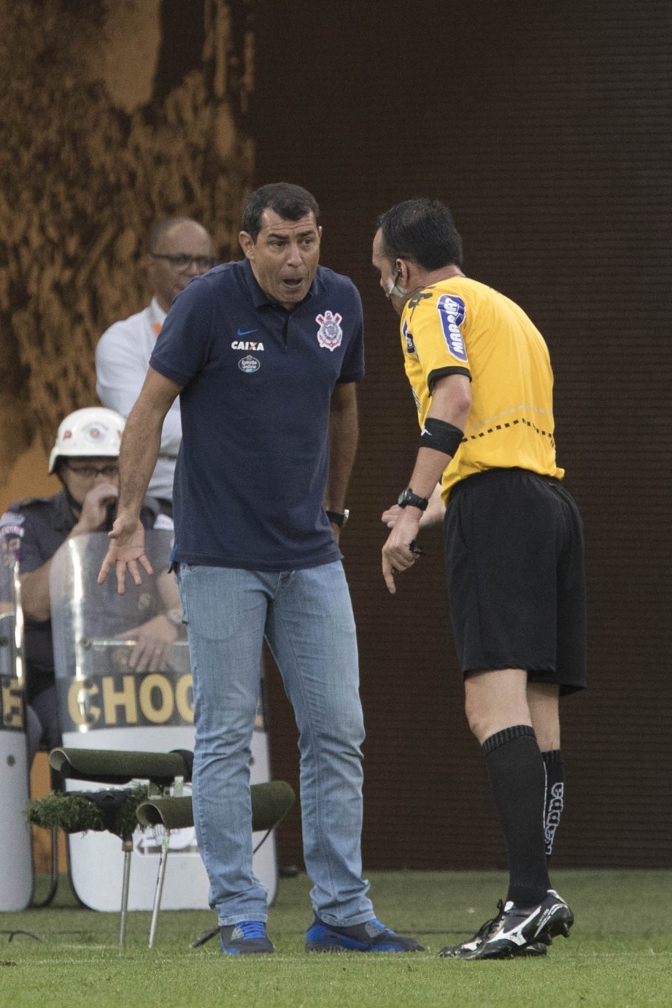 Fábio Carille conversa com árbitro
