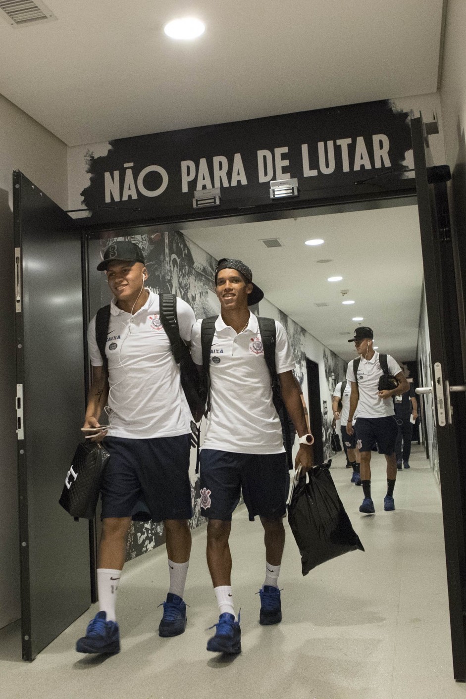 Léo Jabá e Pedrinho no vestiário da Arena Corinthians
