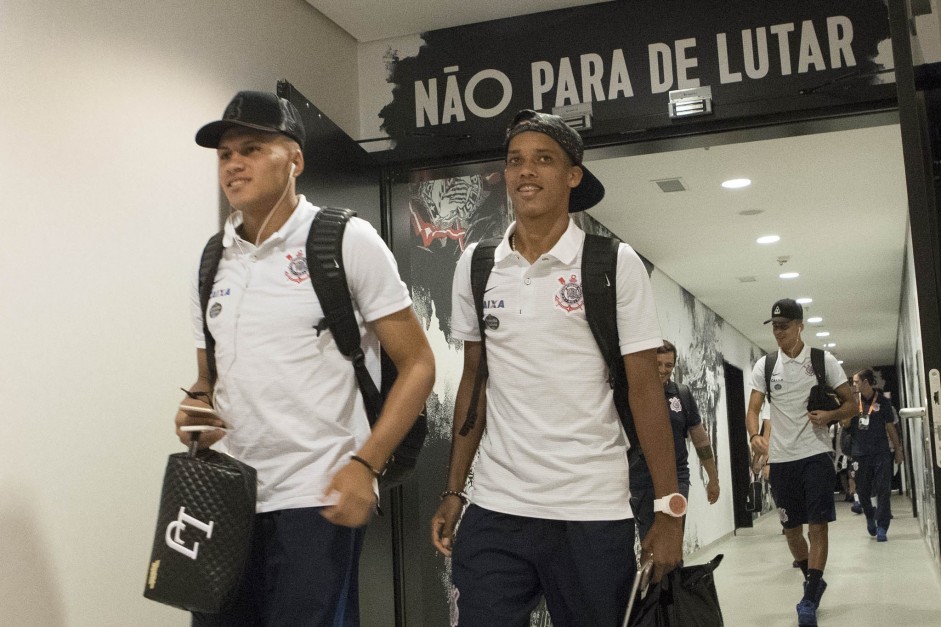 Léo Jabá e Pedrinho no vestiário da Arena Corinthians