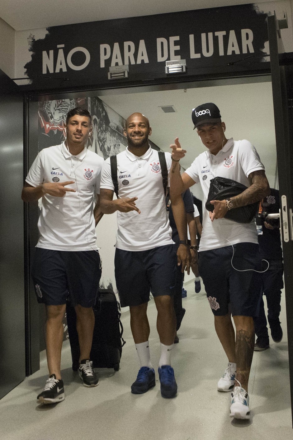 Marciel, Felipe Bastos e Guilherme Arana no vestiário da Arena Corinthians