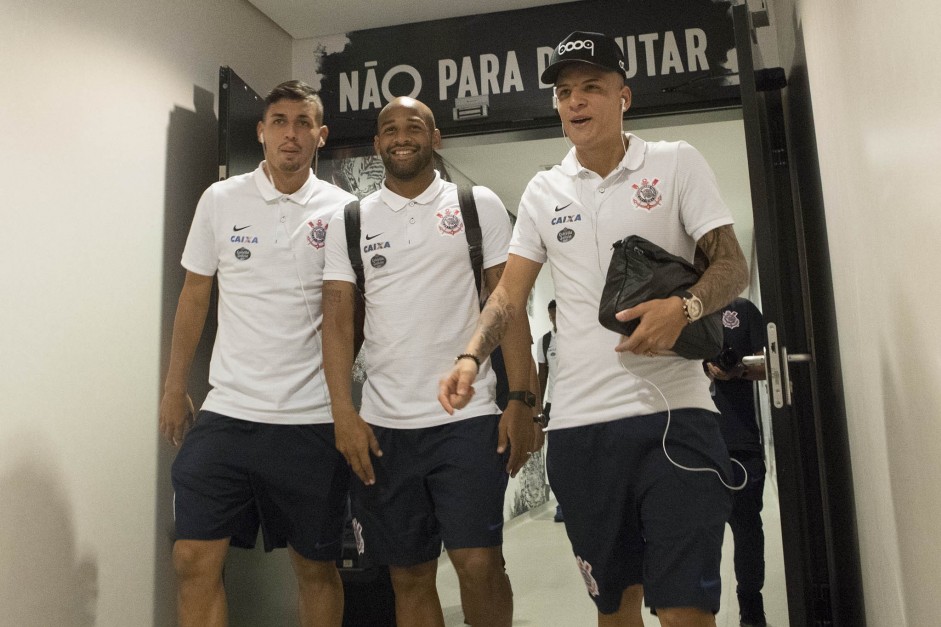 Marciel, Felipe Bastos e Guilherme Arana no vestiário da Arena Corinthians