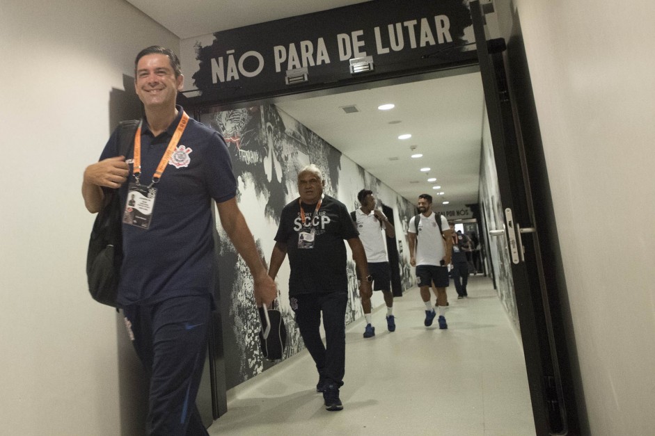 Membro da comisso tcnica no vestirio da Arena Corinthians