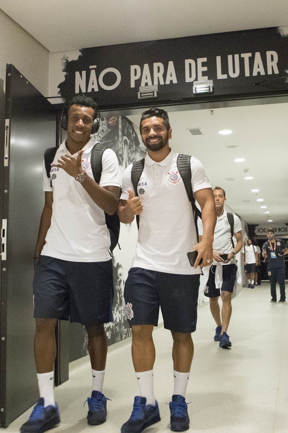 Moisés e Guilherme no vestiário da Arena Corinthians